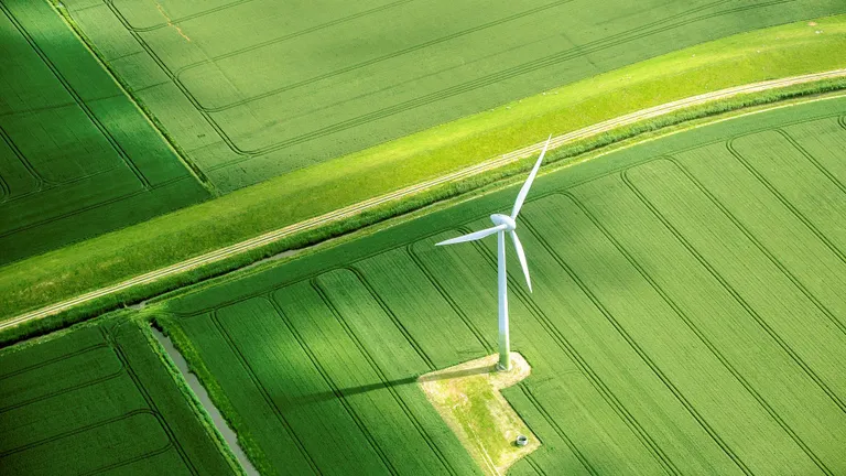 Szélerőmű egy termőföld területen