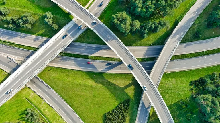 Autópálya útkereszteződések zöld övezetben