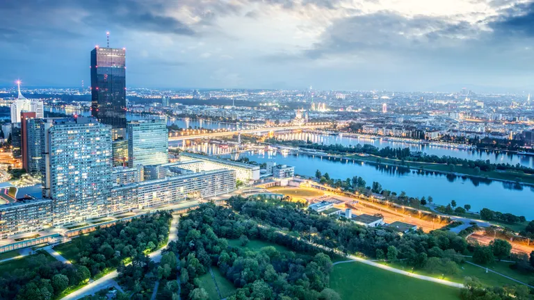 Éjszakai modern városkép