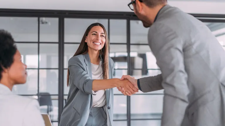 nő és férfi kezet fog