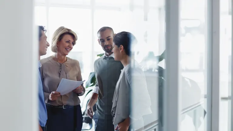 Álló emberek beszélgetnek