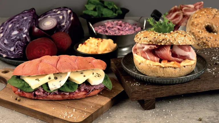 Zöldborsos camambert bébispentó ágyon céklás coleslaw-salátával és sokmagvas bagel tarjával és édesburgonya-salátával